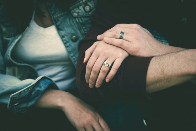 coppia-per-mano Dipendenza Affettiva
