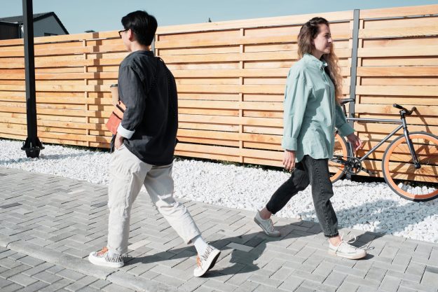 persone-camminata sconosciuti - marciapiede